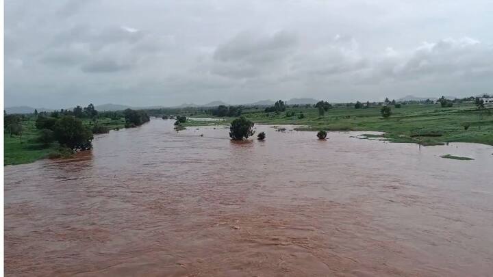 दुसरीकडे वारणा नदी पात्राबाहेर पडली आहे.