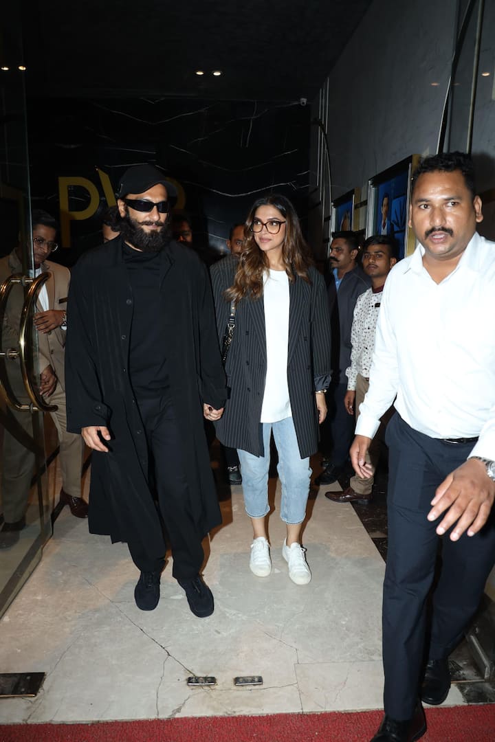 Outside the venue, Ranveer Singh could be seen smiling and waving to the photographers.