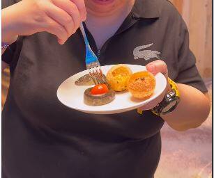 चीन से आई तस्वीरों में देख सकते हैं एक महिला गोलगप्पे का प्लेट लेकर खड़ी है, उसमें दो गोलगप्पे रखे हैं. प्लेट में एक छोटा सा टमाटर भी रखा है, टमाटर को मछली से लपेटकर दिया गया है.