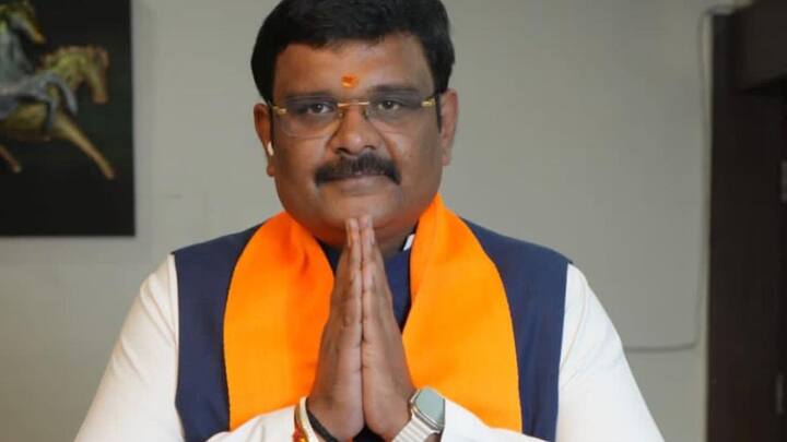 पाठक का कहना है कि वैसे तो कई कारण है, लेकिन पेपर लीक एक बड़ा कारण है. पाठक ने कहा कि मुझे खुशी है इस बार नीट परीक्षा में हुआ पेपर लीक का मुद्दा राष्ट्रव्यापी बन गया है.