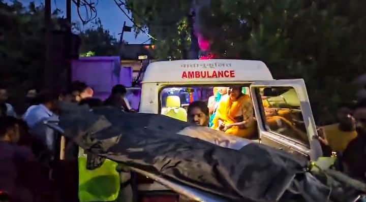 जानकारों की ओर से पीटीआई को बताया गया कि 'भोले बाबा' प्रवचन देते हैं. सिक्योरिटी के लिए वह ‘वालंटियर’ रखते हैं, जो उनके सत्संग की व्यवस्था संभालते हैं.