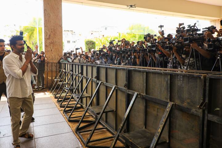 ஆளப்போறான் தமிழன் பாடல் ஒலிக்க நடிகர் விஜய் மேடையில் ஏறினார்.  “எதுவும் பேச வேண்டாம் என்று நினைத்தேன். ஆனால், நீட் பற்றி பேச வேண்டும் என்று முடிவு எடுத்துவிட்டுதான் வந்தேன். நீட்டால் மாணவர்கள் பாதிக்கப்பட்டுள்ளனர்” என விஜய் பேச தொடங்கினார்.