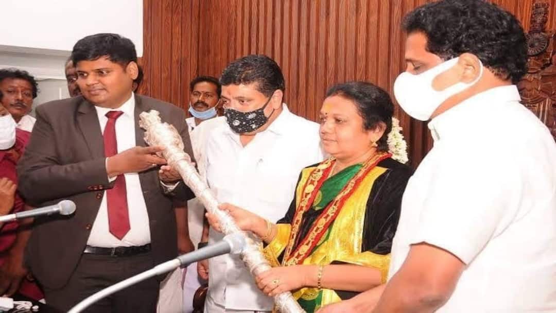 மதுரை மேயரிடம் கொடுக்கப்பட்டது அரசு சின்னம் பொறிக்கப்பட்ட செங்கோல் - மதுரை எம்.பி, அண்ணாமலைக்கு பதில்