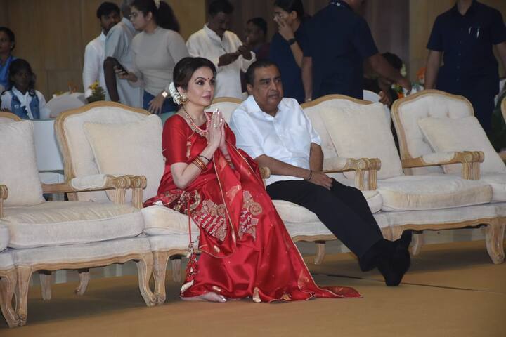 मुकेश अंबानी और नीता अंबानी के छोटे बेटे अनंत अंबानी 12 जुलाई को मंगेतर राधिका मर्चेंट के साथ फेरे लेने के लिए तैयार हैं. इससे पहले अंबानी परिवार ने 50 गरीब बेटियों का विवाह कराया है.