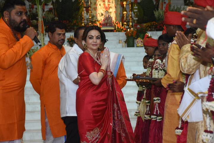 अनंत अंबानी और राधिका मर्चेंट ने पिछले साल सगाई की थी. अब अनंत-राधिका 12 जुलाई को शादी के बंधन में बंधने जा रहे हैं. अनंत अंबानी और राधिका मर्चेंट का वेडिंग कार्ड भक्ति और ट्रेडिशन से भरपूर था. बेटे की शादी की रस्में शुरू होने से पहले अंबानी परिवार ने 50 गरीब कन्याओं का विवाह कराया.