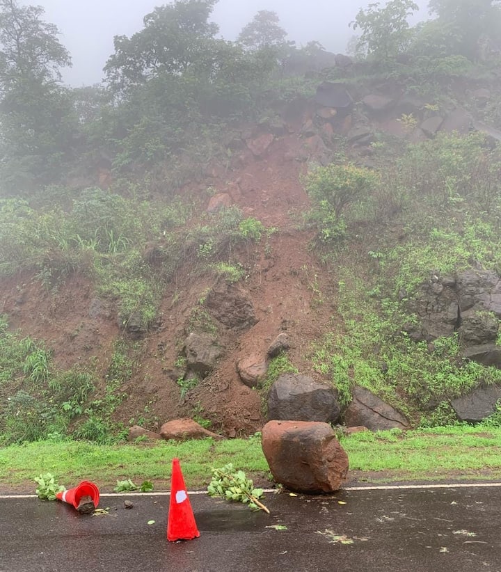 रस्त्यावर आलेला दगड जेसीबीच्या सहाय्याने बाजूला करण्यात आला. त्यानंतर वाहतूक पूर्ववत झाली.