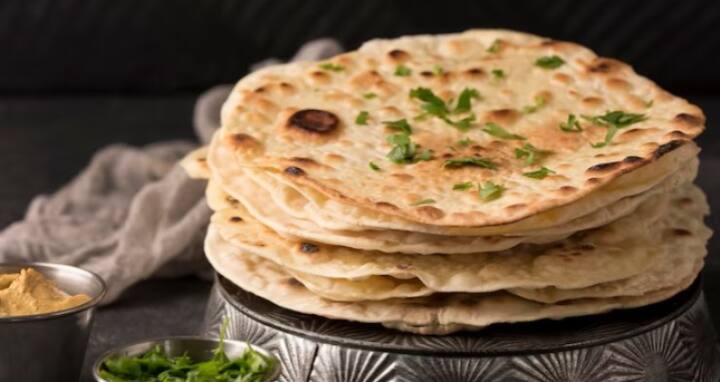 தேவையான பொருட்கள் : கோதுமை மாவு - 3 கப், உப்பு - 1 தேக்கரண்டி, ஓமம் - 1 தேக்கரண்டி, தண்ணீர், காலிஃபிளவர் - 1 துருவியது, வெங்காயம் - 1 நறுக்கியது , பூண்டு - 1 மேசைக்கரண்டி , இஞ்சி - 1 மேசைக்கரண்டி, பச்சை மிளகாய் - 1 நறுக்கியது, கொத்தமல்லி இலை நறுக்கியது, உப்பு - 1 தேக்கரண்டி , மஞ்சள் தூள் - 1/2 தேக்கரண்டி , மிளகாய் தூள் - 1 1/2 தேக்கரண்டி , சீரகத்தூள் - 1 தேக்கரண்டி, கரம் மசாலா தூள் - 1 தேக்கரண்டி, எண்ணெய் - 2 தேக்கரண்டி