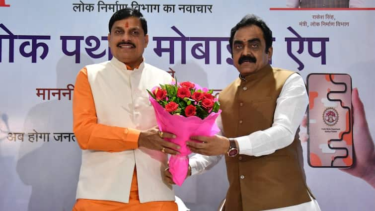 MP CM Mohan Yadav and PWD Minister Rakesh Singh Launch Lokpath Mobile App ANN CM मोहन यादव ने लॉन्च किया 'लोकपथ मोबाइल एप', अब महज 7 दिन में भर जाएंगे सड़क के गड्ढे