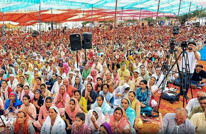 अनुसूचित जाति (एससी) के सूरज पाल ने करीब दो दशक पहले पुलिस की नौकरी छोड़ दी थी. उन्होंने इसके बाद आध्यात्म का रुख किया और ‘भोले बाबा’ बने.