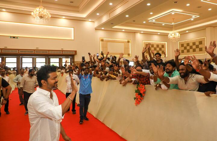 10 மற்றும் 12 ஆம் வகுப்பில் அதிக மதிப்பெண்கள் எடுத்த மாணவர்களுக்கு பரிசு வழங்கும் விழா ஜுன் 28 ஆம் தேதி நடந்தது. அதன் தொடர்ச்சியாக இன்றும் பரிசு வழங்கும் விழா நடந்தது.