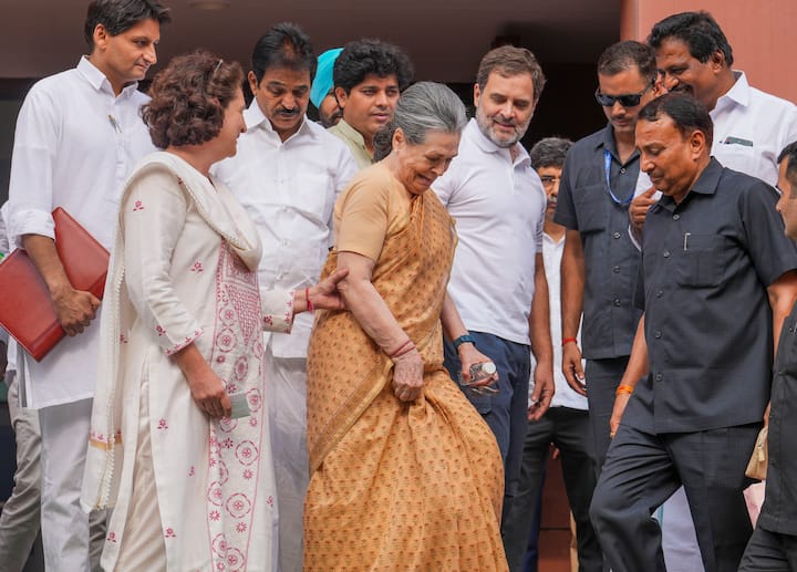 छह बार सांसद रहे सुब्रमण्यम स्वामी ने बुधवार (तीन जुलाई, 2024) सुबह दावा किया कि नरेंद्र मोदी गांधी परिवार के लोगों से नहीं लड़ सकते हैं.