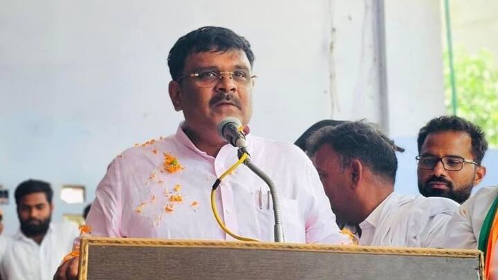 पेपर लीक की वजह बताते हुए सुब्रत पाठक ने सवाल करते हुए कहा कि क्या कारण है जो बार बार ऐसी घटनाएं होती है. पाठक बोले, हमारा सिस्टम बेबस नजर आता है. भले ही अंग्रेज हमारे देश को छोड़ कर चले गए, लेकिन करप्शन हमारी जड़ों में छोड़ गए, जो कि धीरे धीरे समाज का हिस्सा बन गया.