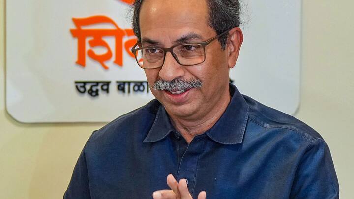 लोकसभा में विपक्ष के नेता राहुल गांधी के संसद में दिए बयान के बाद घमासान मचा हुआ है. एक ओर नेताओं ने राहुल गांधी पर प्रहार जारी रखा है तो वहीं दूसरी ओर उद्धव ठाकरे ने उनका बचाव करते हुए सवाल किया कि मुझे बताएं कि राहुल गांधी ने क्या गलत कहा? उन्होंने हिंदू धर्म का अपमान कहां किया?