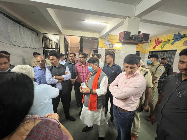 उधर दूसरी तरफ कल रात को इस मामले में मध्य प्रदेश के मुख्यमंत्री डॉ मोहन यादव ने भी ट्वीट करके उम्र तक बच्चों के प्रति संवेदनाएं व्यक्ति की थी, उन्होंने मंत्री कैलाश विजयवर्गीय और तुलसी सिलावट को रात को ही इंदौर के लिए रवाना किया और कहा कि वे जाकर देखें कि इंदौर में क्या स्थिति है और जो भी जरूरी दिशा निर्देश देना है वह दिए जाएं.