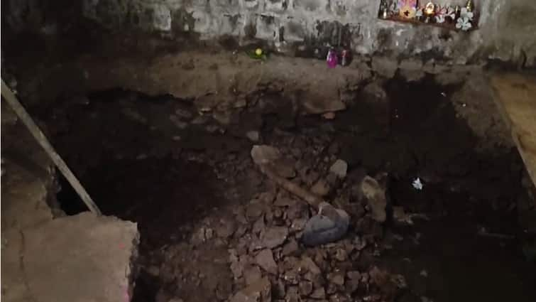 Kolhapur News Human sacrifice attempt to get secret money Digging a hole in the house a caseagainst six people including Karad mantrika Kolhapur News : गुप्तधन मिळवण्यासाठी नरबळी देण्याचा प्रयत्न? घरात खड्डा काढला, कराडच्या मांत्रिकासह सहा जणांवर गुन्हा