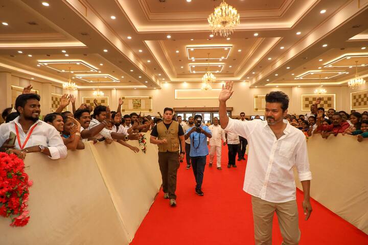 நீட் தேர்வை பற்றி பேசிய பின்னர், மாணவர்களுக்கு ஒன்றின் பின் ஒன்றாக பரிசு வழங்கப்பட்டது.