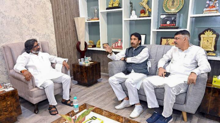 बुधवार दोपहर हेमंत सोरेन के कांके रोड स्थित आवास पर आयोजित सत्तारूढ़ गठबंधन के विधायकों की बैठक में हेमंत सोरेन को फिर से विधायक दल का नेता चुना गया.