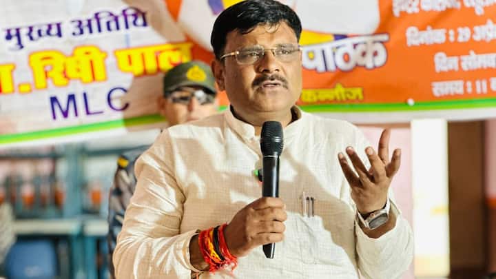 उत्तर प्रदेश में भाजपा अब तक अपनी हार पचा भी नहीं पाई है. बीजेपी की हार एक मुद्दा बना हुआ है. हर कोई इस हार को अलग अलग एंगल से देख रहा है. कन्नौज के पूर्व सांसद सुब्रत पाठक ने दावा कर दिया है. उन्होंने हार का बड़ा कारण पेपर लीक बताया.