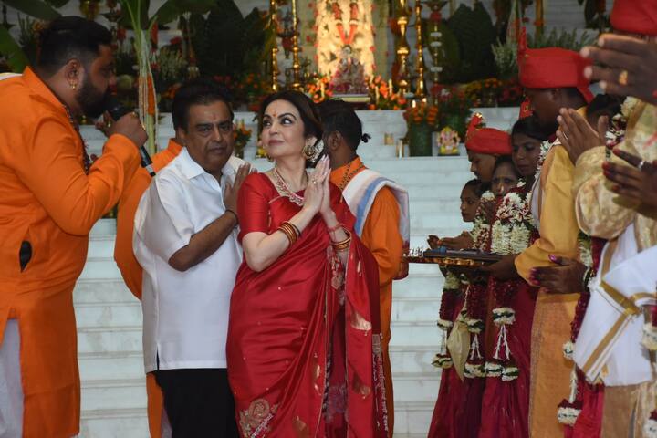 अंबानी परिवार की दरियादिली से तो पूरी दुनिया वाकिफ हैं. मुकेश अंबानी और नीता अंबानी अपना हर काम शुरू करने से पहले लोगों की मदद करने में पीछे नहीं हटते हैं. हर कोई उनके इस अंदाज की तारीफ करता है. पूरे अंबानी परिवार के लोगों में भरपूर सादगी देखी जाती है.