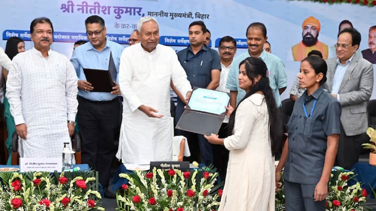 Bihar CM Nitish Kumar Distributed Appointment Letters to 9888 Candidates in Revenue and Land Reforms Department ANN Bihar CM Nitish Kumar: बिहार में 9888 अभ्यर्थियों को सौंपा गया नियुक्ति पत्र, CM नीतीश बोले- 'हमारी इच्छा है कि...'