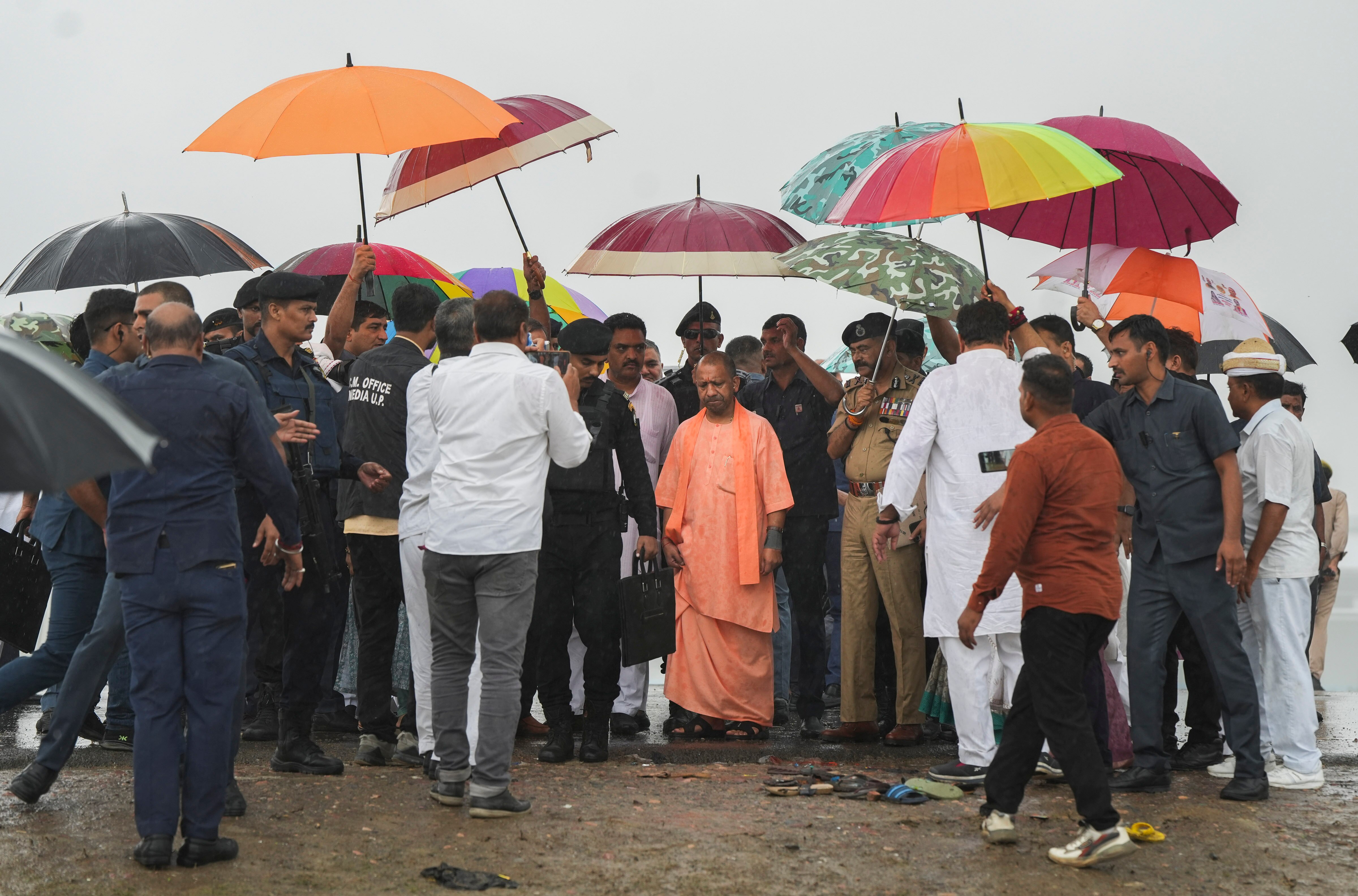 हाथरस भगदड़: लाशों की पहचान का काम जारी, जानिए-13 पॉइंट्स में सत्संग के मृत्युलोक की पूरी दास्तां