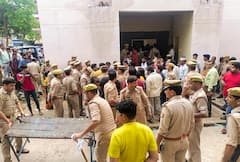 मृतदेहांचा खच, तडफडणारे जीव आणि जवळच्यांना गमावल्याचं दुःख; रडवतील हाथरस दुर्घटनेचे 'हे' फोटो