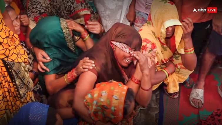 Hathras Satsang Stampede no lessons learnt from past plea filed in Supreme Court 'पिछली घटनाओं से नहीं लिया कोई सबक', हाथरस सत्संग हादसे को लेकर जनहित याचिका में प्रशासन पर उठाए गए गंभीर सवाल