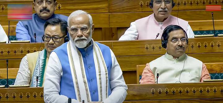 पीएम नरेंद्र मोदी राष्ट्रपति के अभिभाषण पर धन्यवाद प्रस्ताव पर चर्चा का जवाब दे रहे थे और उसी दौरान विपक्ष के सांसद उनकी सीट के आगे आगकर नारेबाजी करने लगे.