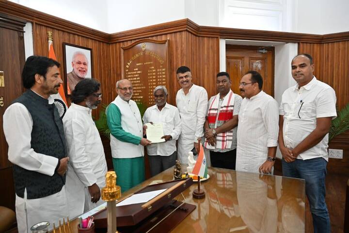 झारखंड कांग्रेस के प्रभारी गुलाम अहमद मीर भी साथ थे. बताया जा रहा है कि हेमंत सोरेन ने आज ही सीएम पद के लिए शपथ दिलाने का अनुरोध राज्यपाल से किया है.