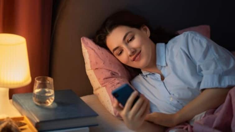 health tips using smartphone at midnight increases risk of type 2 diabetes study Mobile Sideeffects: देर रात तक जलाकर रखते हैं स्मार्टफोन की बत्ती, तो हो जाएं सावधान, वरना हो सकती है ये लाइलाज बीमार