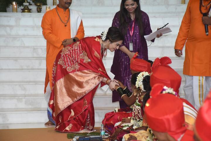 सामूहिक विवाह में वर-वधू के अलावा वहां मौजूद लोगों के लिए अंबानी परिवार ने भव्य भोज का भी आयोजन किया हुआ था. बता दें कि इससे पहले भी अंबानी परिवार ने जामनगर में 50 हजार से ज्यादा लोगों को खाना खिलाया था.