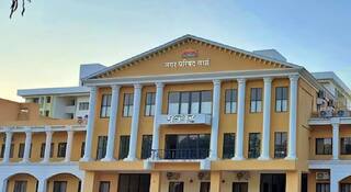 Wardha News : कंत्राटदाराची नगर परिषदेच्या अधिकाऱ्याला शिवीगाळ; संतप्त शेकडो कर्मचाऱ्यांनी केले काम बंद आंदोलन