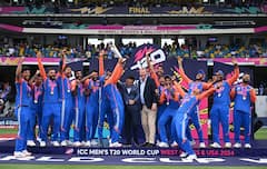 रोहित शर्मानंतर उपकर्णधार हार्दिक पांड्याही आला पुढे;टी-20 विश्वचषक ट्रॉफीसोबत खास फोटोशूट