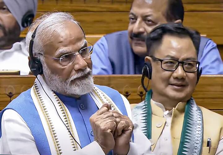 विपक्षी सांसद संसद के निचले सदन के वेल में थे. चूंकि, पीएम का संबोधन दो घंटे से अधिक का था. ऐसे में प्रदर्शन करने वाले विपक्षी सदस्य उस दौरान थके-थके से दिखे.