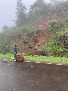 Kolhapur News : जोतिबा डोंगरावर भलामोठा दगड रस्त्यावर घसरला; यमाई मंदिराकडे जाताना दगड रस्त्यात