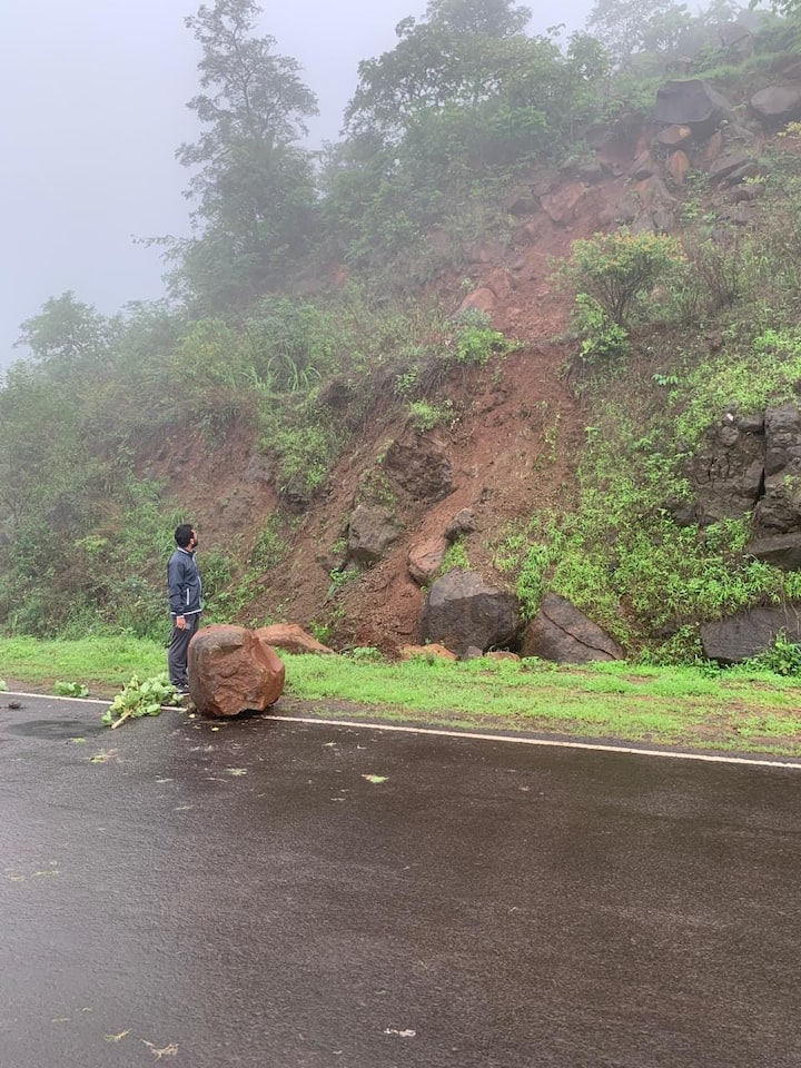 श्री श्रेत्र जोतिबा डोंगरावर आज भलामोठा दगड रस्त्यावर घसरून आला.
