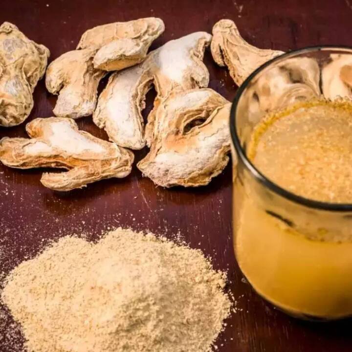 ਖਾਲੀ ਪੇਟ ਅਦਰਕ ਦਾ ਪਾਣੀ ਪੀਣ ਨਾਲ ਸਾਡੀ ਪਾਚਨ ਕਿਰਿਆ ਠੀਕ ਰਹਿੰਦੀ ਹੈ। ਇਸ ਨਾਲ ਕਬਜ਼, ਮਤਲੀ ਅਤੇ ਉਲਟੀ ਵਰਗੀਆਂ ਸਮੱਸਿਆਵਾਂ ਤੋਂ ਰਾਹਤ ਮਿਲਦੀ ਹੈ। ਇਸ ਤੋਂ ਇਲਾਵਾ ਇਹ ਕੋਲੈਸਟ੍ਰਾਲ ਨੂੰ ਘੱਟ ਕਰਨ 'ਚ ਵੀ ਬਹੁਤ ਫਾਇਦੇਮੰਦ ਹੁੰਦਾ ਹੈ, ਜਿਸ ਨਾਲ ਸਾਨੂੰ ਦਿਲ ਦੀਆਂ ਬੀਮਾਰੀਆਂ ਤੋਂ ਬਚਾਉਂਦਾ ਹੈ।