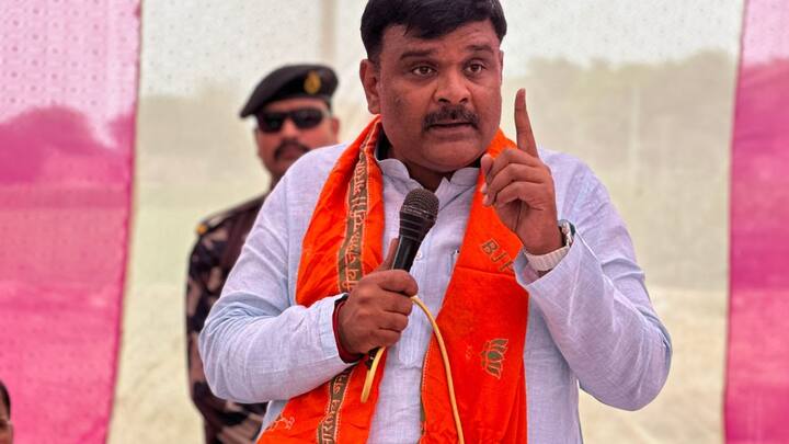 किसी को पढ़ना लिखना नहीं आता तो कॉपी कोई और लिख देता था. कई जगह तो ऐसा था कि परीक्षार्थियों को आने की भी जरूरत नहीं पड़ती थी. फर्स्ट डिवीजन पास होकर मार्कशीट भी घर पहुंच जाती थी. जब ऑस्ट्रेलिया से पढ़ कर आये अखिलेश जी उत्तर प्रदेश के मुख्यमंत्री बने तो भी यही सब जारी रहा.