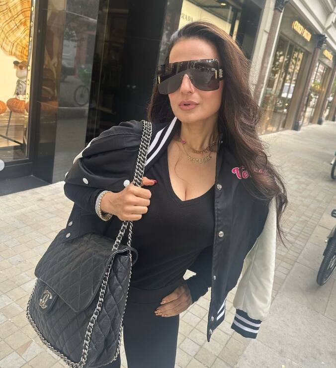 बॉलिवूड अभिनेत्री अमिषा पटेलने अनेक हिट चित्रपटांमध्ये काम केले आहे. जर आपण तिच्या शिक्षणाबद्दल बोललो तर, त्याने बायो-जेनेटिक इंजिनिअरिंगसाठी यूएसएच्या टफ्ट विद्यापीठात प्रवेश घेतला परंतु नंतर अर्थशास्त्राकडे वळली.