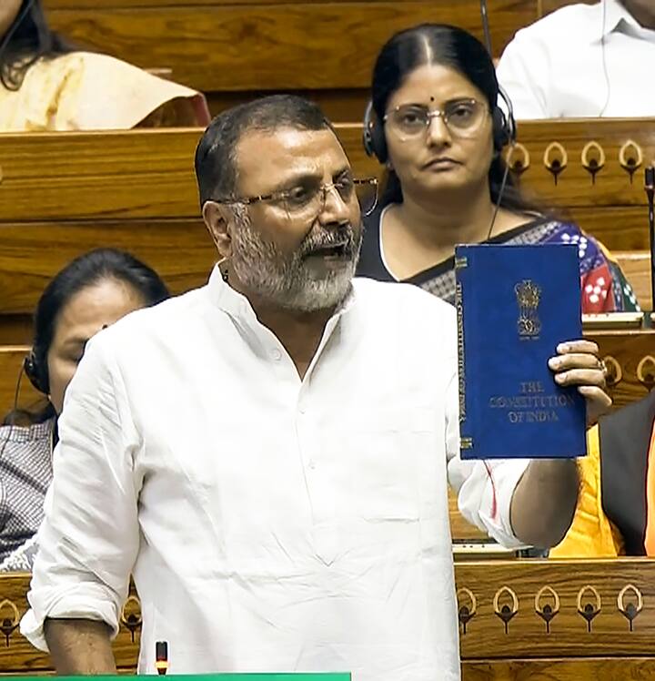 बीजेपी सांसद ने कहा कि ऐसा कहते हैं कि वर्दी में किसी को प्रणाम नहीं करते हैं. थल सेना प्रमुख एक फोटो में वर्दी में मां के पैर छूते दिखे. इससे उनका पावर कम नहीं हो गया.