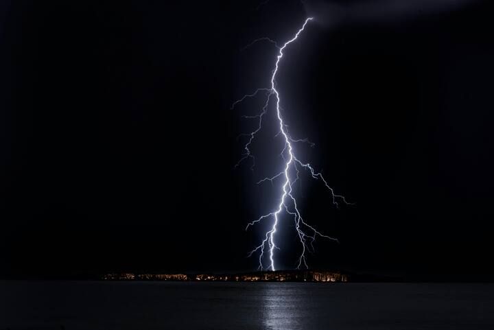 जिस कारण ये सबसे ज्यादा खतरनाक होती है. इतना ही नहीं, आसमान से गिरती हुई बिजली की लंबाई 4 से 5 किलोमीटर होती है.