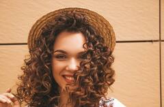 Fashion Tips: आपके बाल भी कर्ली हैं, तो इन हेयर स्टाइल को जरूर ट्राई करें