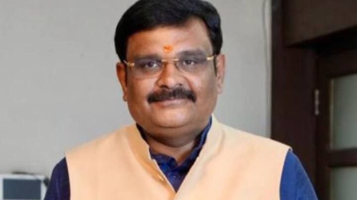 इतना ही नहीं पाठक ने ये भी कहा कि हमारे देश के राज नेताओं के संरक्षण में ही ये भ्रष्टाचार हमारे देश की शिक्षा व्यवस्था घुस आया और हमारी शिक्षा व्यवस्था की पूरी तरह से चौपट कर डाला. स्कूल, कॉलेज और कोचिंग सेंटरों की बड़ी बड़ी बिल्डिंगों ने शिक्षा को पूरी तरह व्यापार में बदल कर रख दिया है.