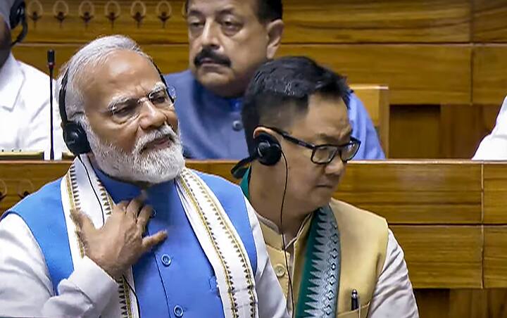 लोकसभा में मंगलवार (दो जुलाई, 2024) को तब बेहद रोचक नजारा देखने को मिला, जब प्रधानमंत्री नरेंद्र मोदी ने प्रदर्शन कर रहे विपक्षी सांसदों को पानी ऑफर किया.