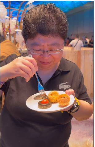 चीनी महिला प्लेट उठाकर पहले मछली को कच्चा खाने लगती है, लेकिन उससे मछली खाई नहीं जा रही है, फिर भी वो खाने का प्रयास करती है. इस दौरान महिला का एक्शप्रेशन देखने लायक है.