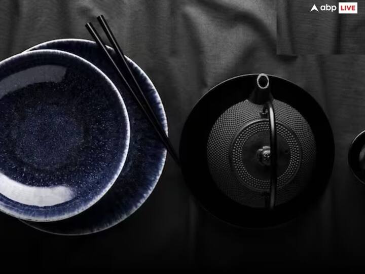 ਜਦੋਂ ਵੀ ਤੁਸੀਂ ਕੈਬਿਨੇਟ ਵਿੱਚ ਨਾਨ-ਸਟਿਕ ਬਰਤਨ ਰੱਖਦੇ ਹੋ, ਉਨ੍ਹਾਂ ਦੇ ਵਿਚਕਾਰ ਟਿਸ਼ੂ ਪੇਪਰ ਰੱਖਣਾ ਯਕੀਨੀ ਬਣਾਓ। ਇਸ ਨਾਲ ਬਰਤਨਾਂ ਦੇ ਆਪਸ ਵਿੱਚ ਟਕਰਾਉਣ ਉੱਤੇ ਸਕਰੈਚ ਨਹੀਂ ਪੈਣਗੇ।