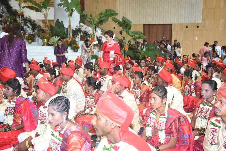 इसके अलावा अंबानी परिवार ने हर एक जोड़े को एक साल तक का किराने और घर का सामान भी गिफ्ट में दिया है. इसमें 36 तरह की चीजें है. जैसे कि गैस स्टोव, गद्दे, तकिए, बर्तन, मिक्सर और भी घर में इस्तेमाल किए जाने वाली काफी सारी चीजें दी हैं.