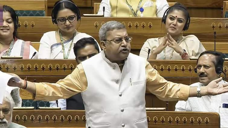 TMC MP Kalyan Banerjee fir on Modi in the Lok Sabha he runs the government with corrupt people help like Chandrababu Lok Sabha Updates: కేసుల్లో చిక్కుకున్న చంద్రబాబును పక్కన పెట్టుకున్నారు- మోడీపై నిప్పులు చెరిగిన టీఎంసీ ఎంపీ