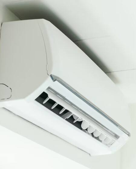 AC ਵਿੱਚ ਇਹ ਸਭ ਤਾਪਮਾਨ ਸੈਟਿੰਗ ਬਾਰੇ ਹੈ। ਜੇਕਰ ਤੁਸੀਂ ਚਾਹੁੰਦੇ ਹੋ ਕਿ ਵੱਧ ਤੋਂ ਵੱਧ ਵਰਤੋਂ ਕਰਨ ਤੋਂ ਬਾਅਦ ਵੀ ਬਿਜਲੀ ਦਾ ਬਿੱਲ ਘੱਟ ਹੋਵੇ ਤਾਂ AC ਦੀ ਤਾਪਮਾਨ ਸੈਟਿੰਗ 'ਚ ਕੁਝ ਬਦਲਾਅ ਕਰੋ। ਦਰਅਸਲ, ਤਾਪਮਾਨ ਵਿੱਚ ਹਰ ਇੱਕ ਡਿਗਰੀ ਵਾਧੇ ਲਈ, ਲਗਭਗ 6 ਪ੍ਰਤੀਸ਼ਤ ਬਿਜਲੀ ਦੀ ਬਚਤ ਹੁੰਦੀ ਹੈ।