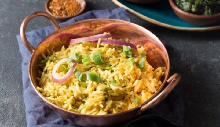 அதன் பிறகு குக்கரை மூடி வைத்து  ஒரு விசில் வந்ததும் அடுப்பிலிருந்து இறக்கினால் சுவையான காரைக்குடி ஸ்டைல் குஷ்கா தயார்